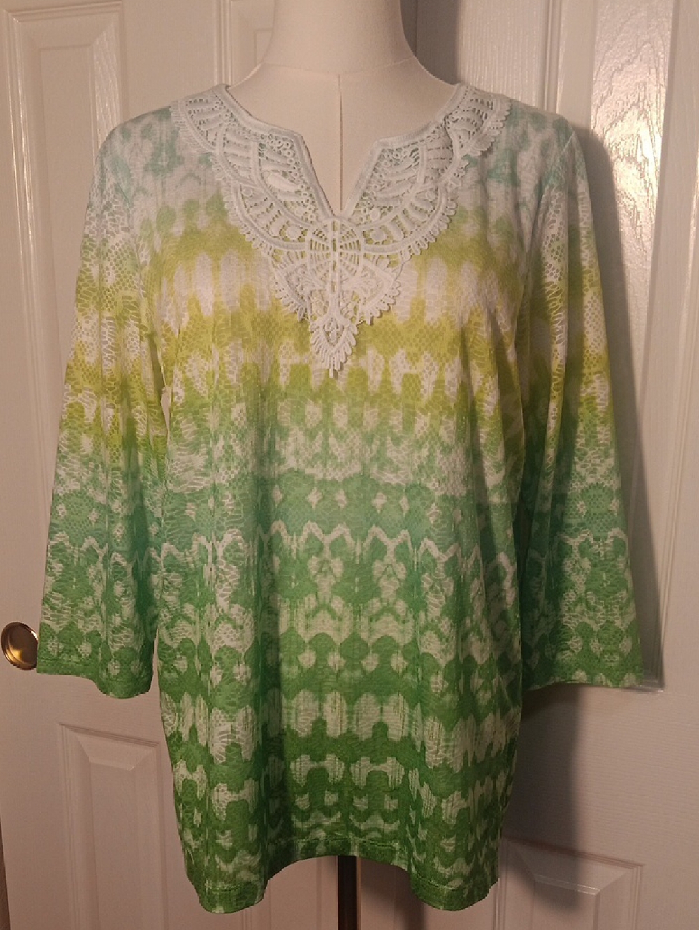 Alfred Dunner Green Ombre Knit Tunic with White Lace Neckline